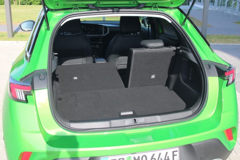 Kofferraum mit umgelegter Rücksitzbank