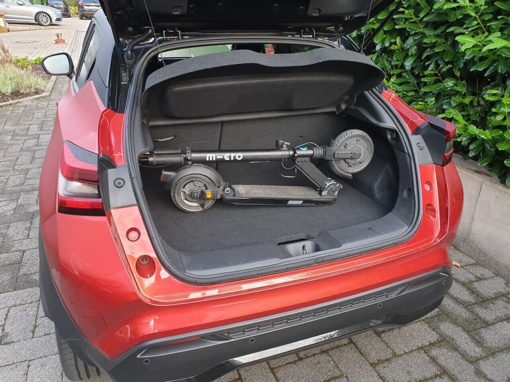 E-Scooter im Kofferraum vom Nissan Juke. Der zusammengefaltete Micro Explorer passt auch in Autos mit kleinem Gepäckraum.