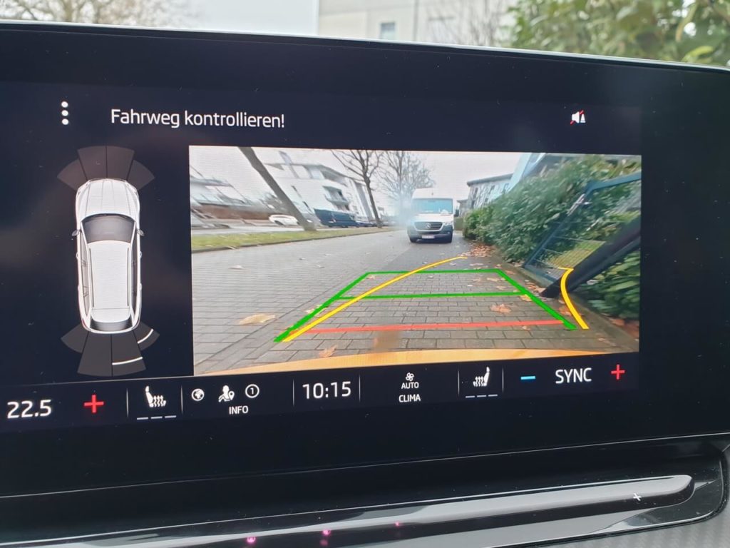 Auflösung der Rückfahrkamera mit dynamischen Führungslinien im Škoda Octavia