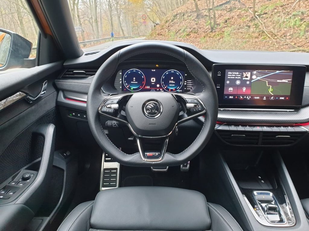 Digital-Cockpit im Octavia RS mit Sportlenkrad