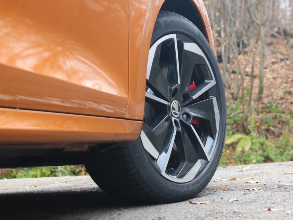 18 Zoll Räder "Comet" (schwarz, glanzgedreht) und rote Bremssättel im Škoda Octavia RS