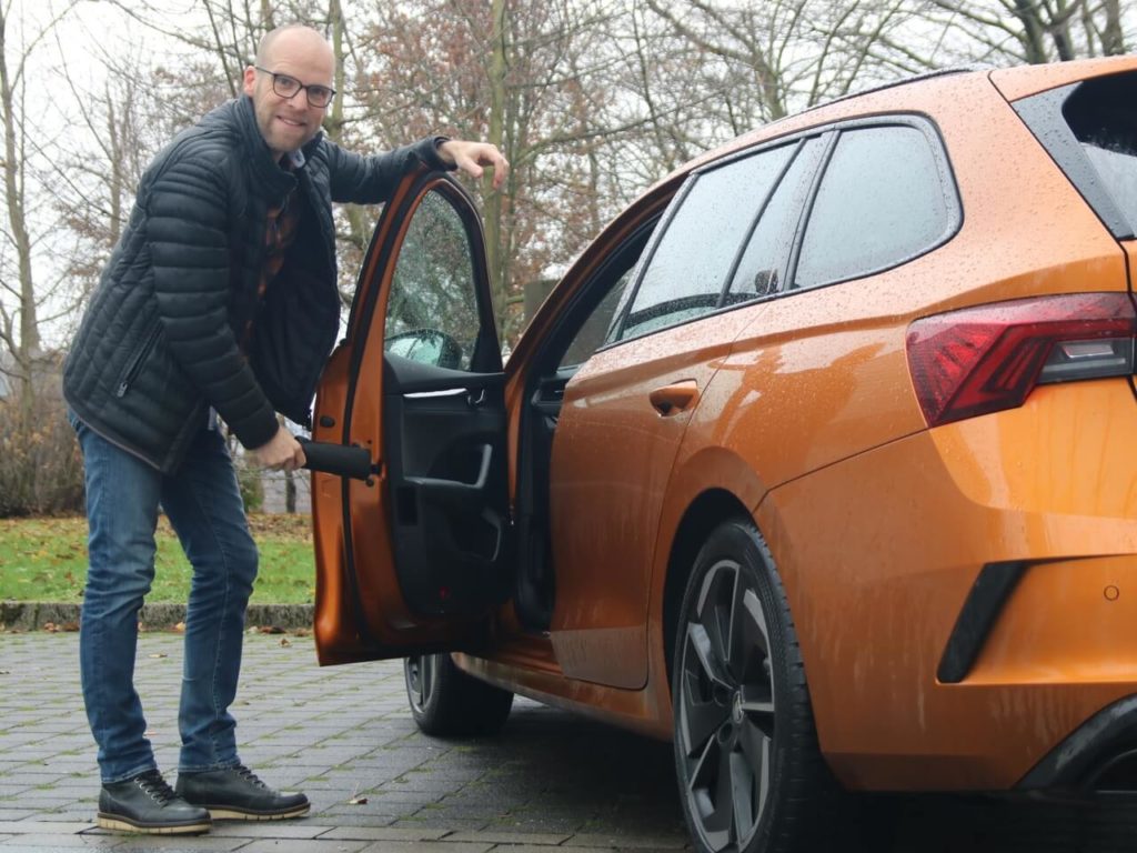 Regenschirm in der Tür des Škoda Octavia. Daniel Przygoda begeistert von den "Simply Clever" Lösungen