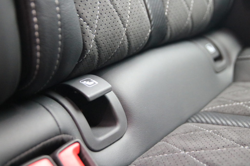 leichte Erreichbarkeit der ISOFIX-Halterungen für Kindersitze und Babyschalen auf der Rücksitzbank des Škoda Octavia Combi