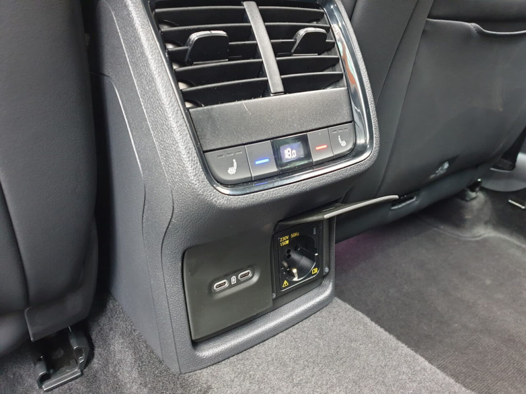 USB-C und 230 Volt Steckdose für die Rücksitze im Škoda Octavia Combi RS. Sitzheizung und Klimaautomatik