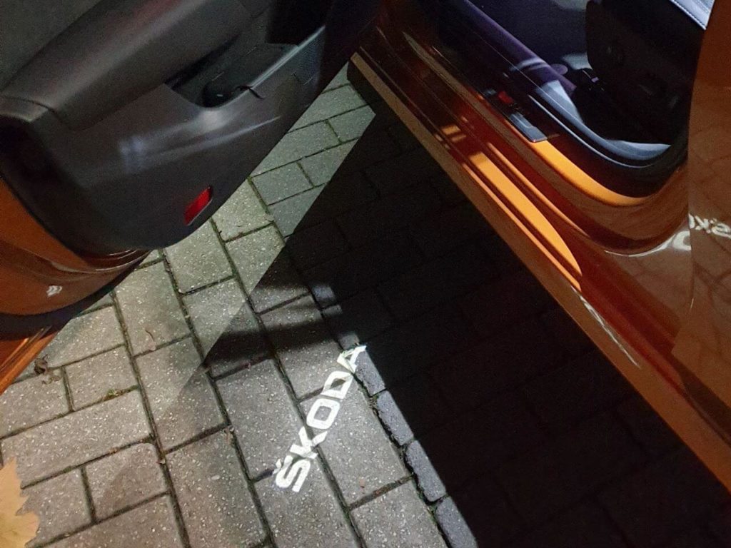 LED-Projektor mit Einstiegsbeleuchtung in der Fahrertür mit Škoda-Logo beim Octavia RS