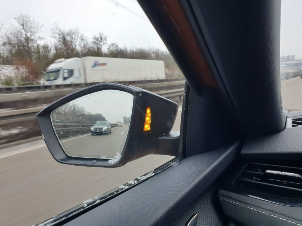 Toter Winkel: Fahrerassistenzsystem Warnleuchte im Außenspiegel