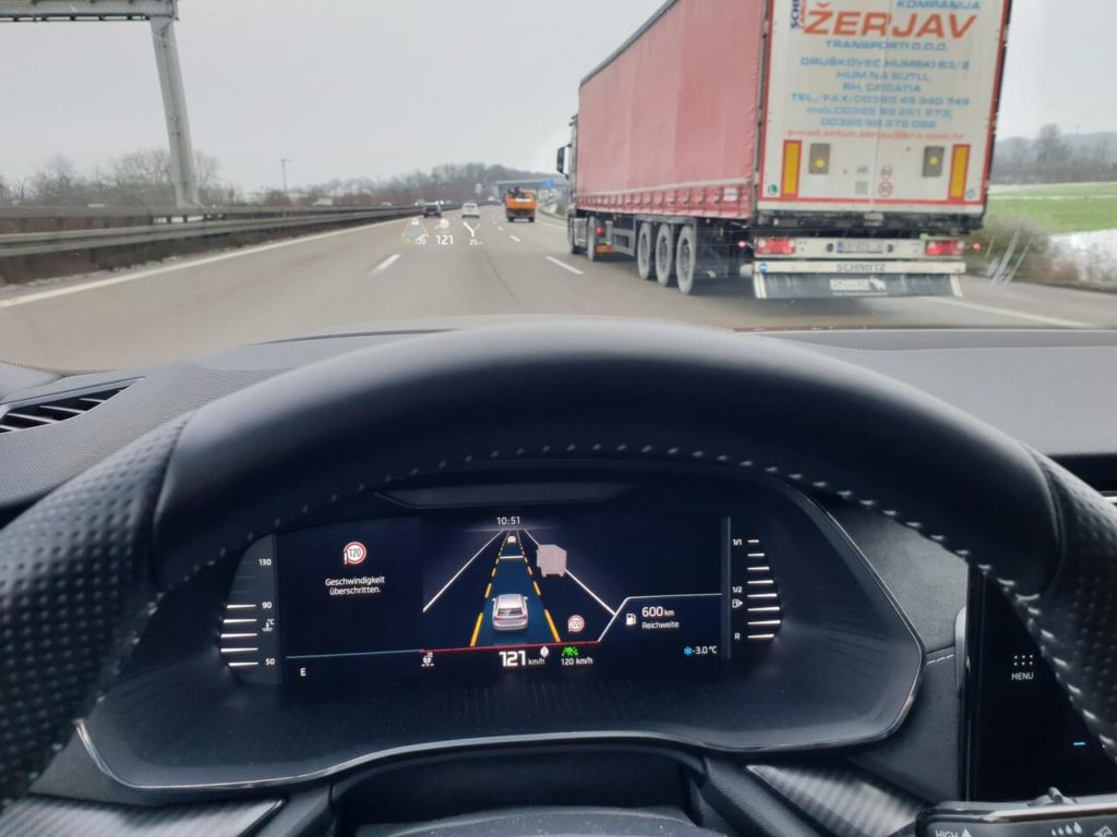 Travel Assist und Head-up-Display im Škoda Octavia auf der Autobahn
