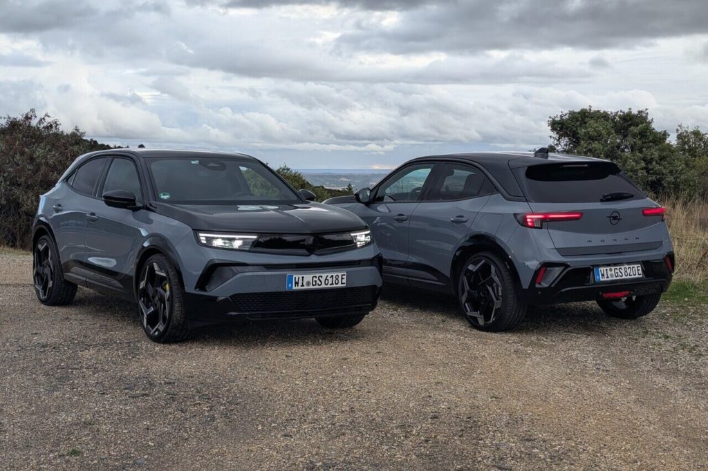 Opel Mokka GSE (2026) in der Lackierung Kontrast Grau Metallic "M0F4". Vollelektrische Performance-Variante mit 281 PS.