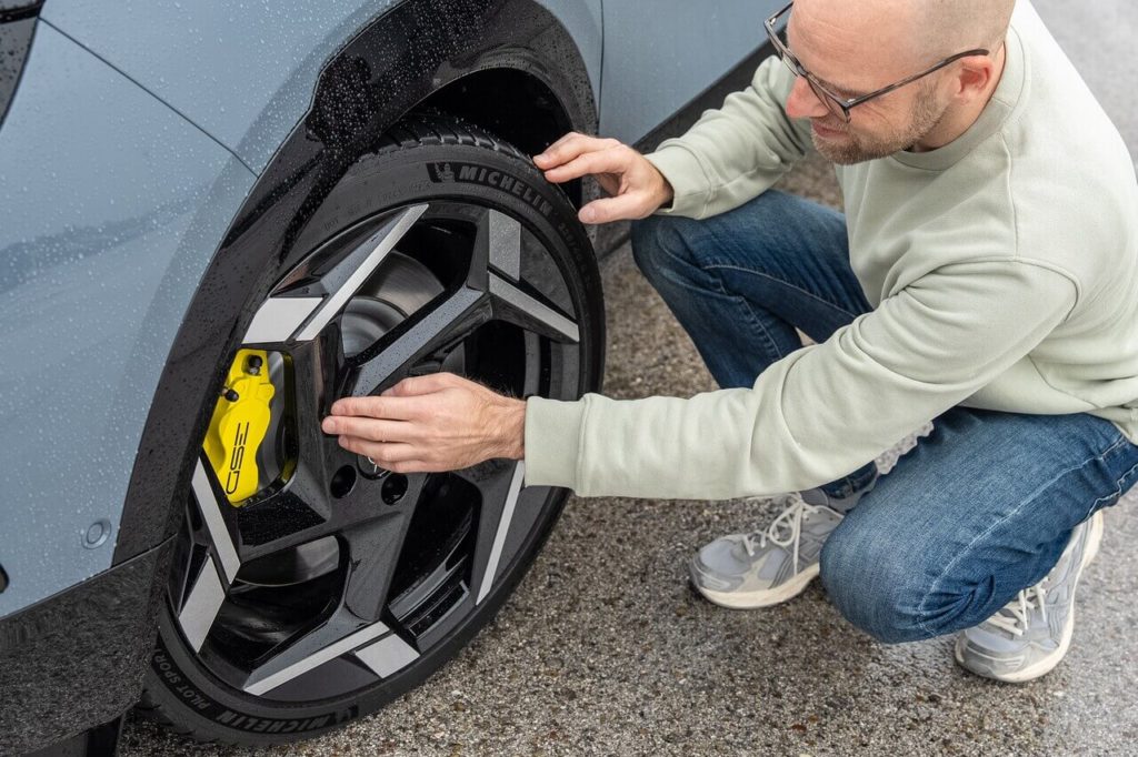 20 Zoll Leichtmetallräder (glanzgedreht/Diamond Cut) mit Michelin-Bereifung 225/40 R20 94V Michelin Pilot Sport EV C. Foto: Dani Heyne