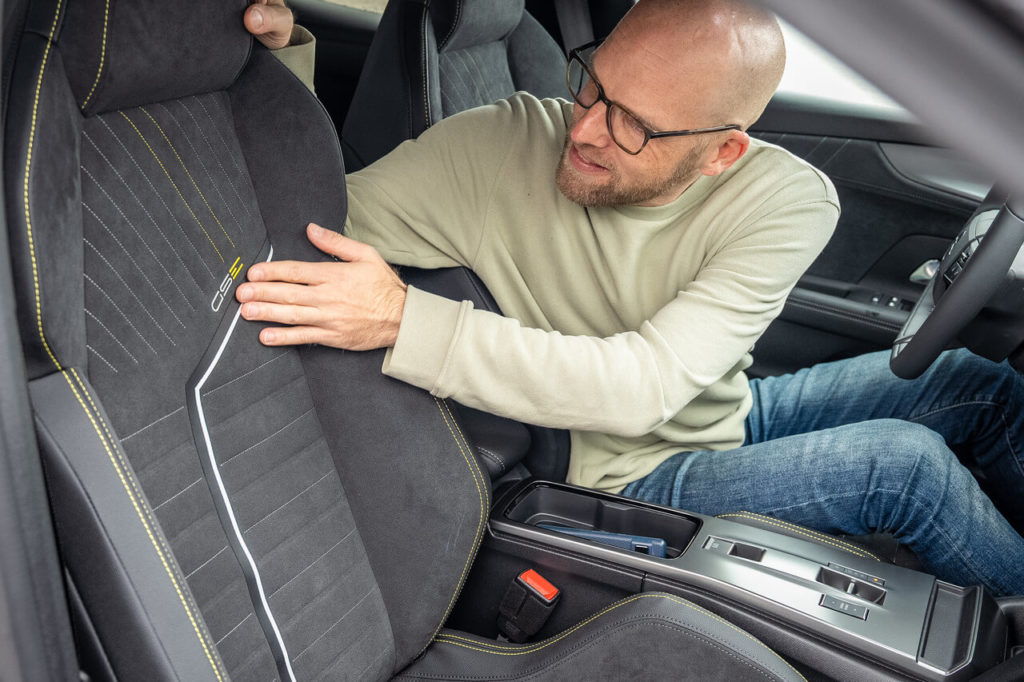 Integral-Sportsitze mit Alcantara-Polstern: Viel Seitenhalt und serienmäßige Sitzheizung (Foto: Dani Heyne)