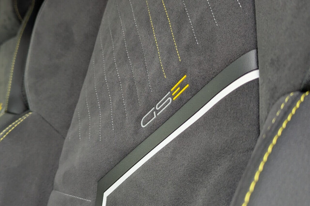 Alcantara Polster "K1FX" - Sportsitze mit GSE-Dekor und Kontrastnähten in Grau und Gelb