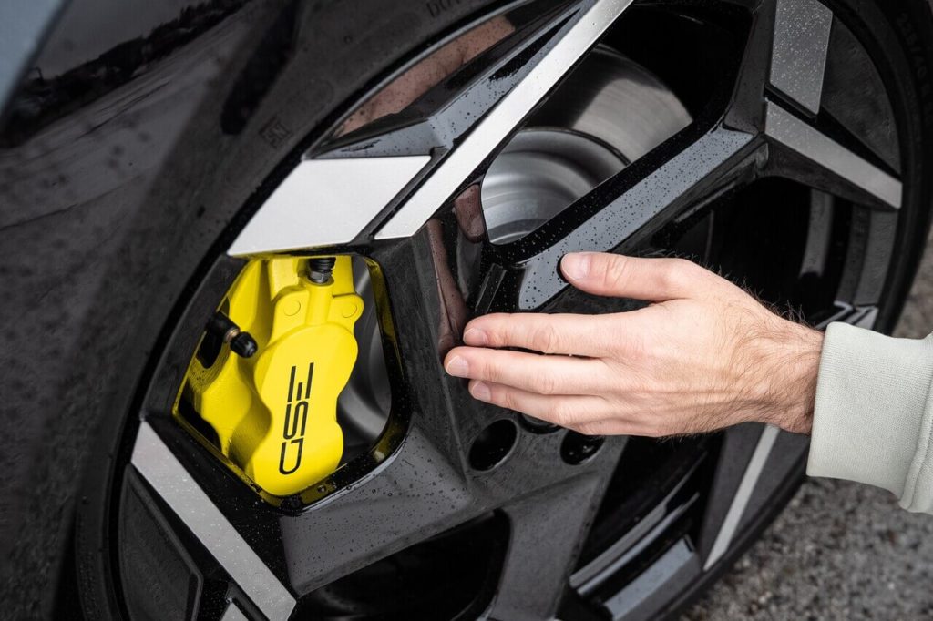 4-Kolben Sportbremsanlage von ALCON mit gelben Bremssätteln und GSE-Schriftzug (Foto: Dani Heyne)