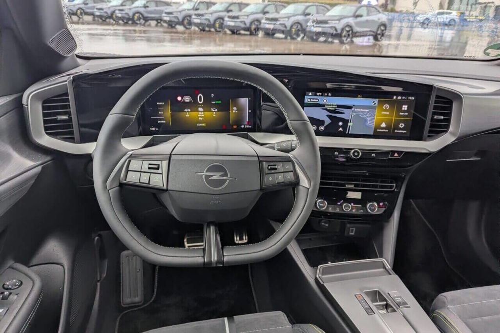 Kunstleder-Sportlenkrad (NA01) beim Mokka GSE mit digitalem Kombiinstrument in 10 Zoll