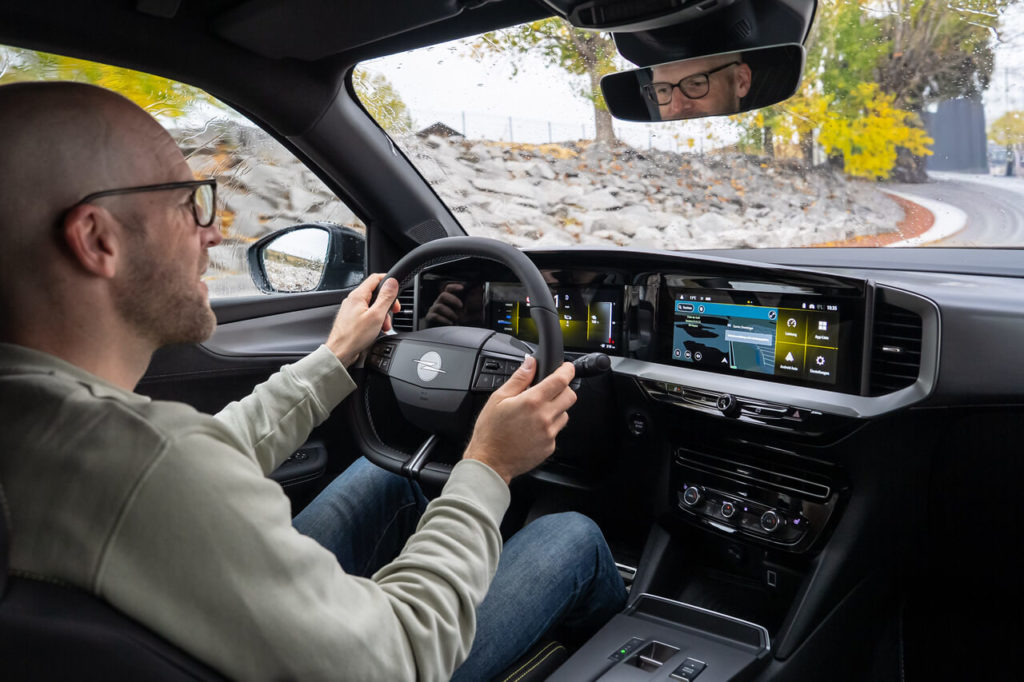 Sportlich-dynamisches Fahrgefühl: Daniel Przygoda testet die Elektro-Performance-Variante Opel Mokka GSE (Foto: Dani Heyne)