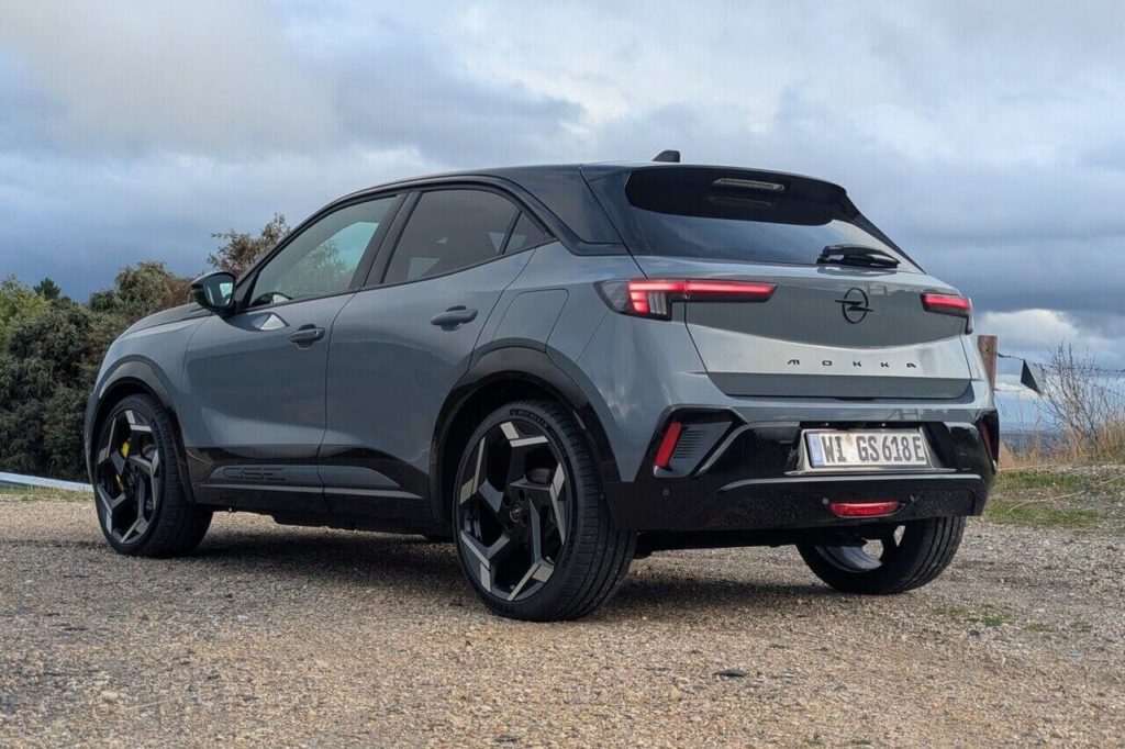 Opel Mokka GSE in der Lackierung Kontrast Grau Metallic (M0F4)