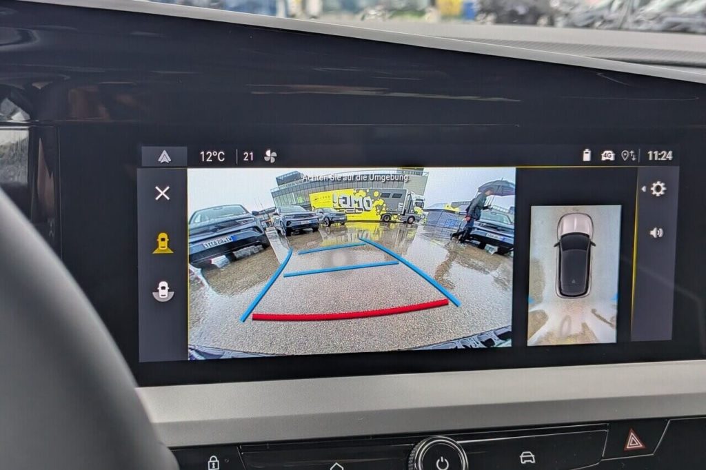 Rückfahrkamera mit dynamischen Führungslinien und 360-Grad-Ansicht. Das Kamerabild löst hoch auf.
