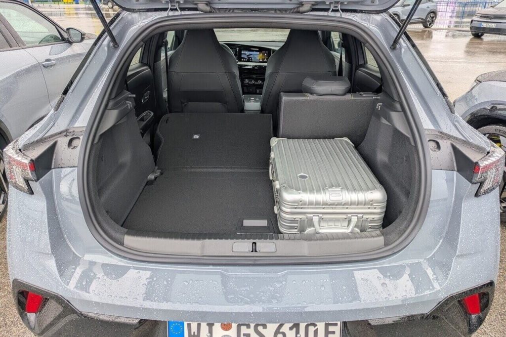 Kofferraumvolumen 310–1.060 Liter. Die Rücksitzbank hat ein Teilungsverhältnis von 60:40 und hat umgelegt eine ebene Ladefläche.