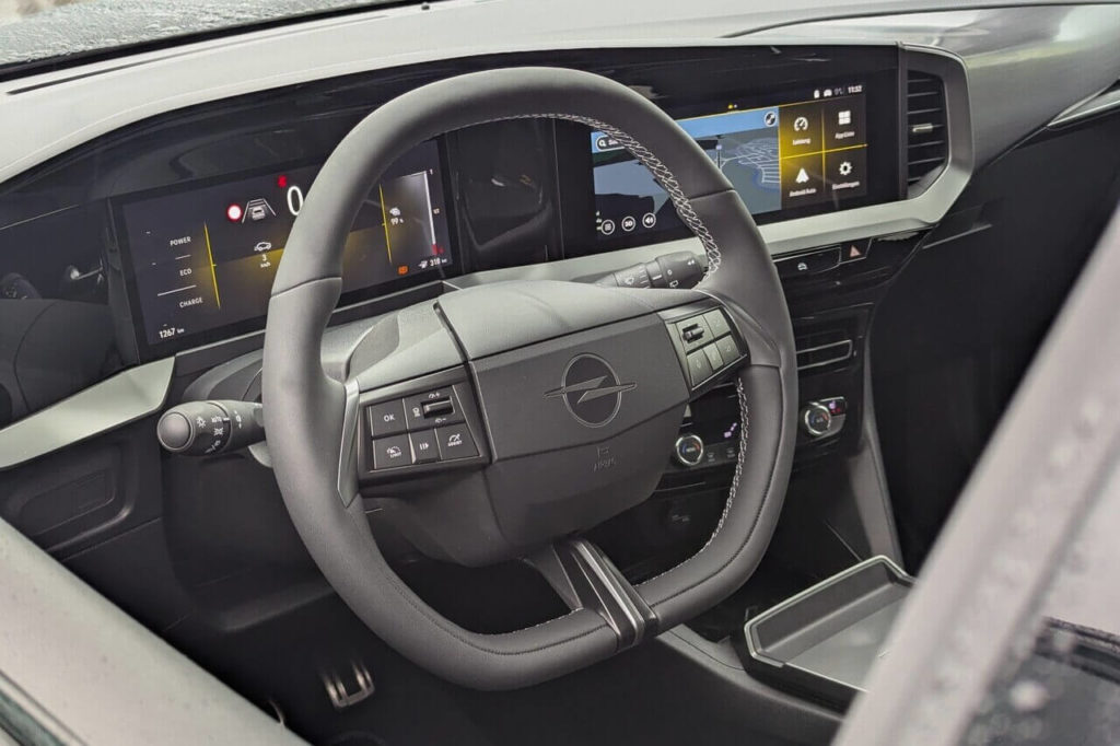 Veganer Innenraum: Kunstlederlenkrad mit Multifunktionstasten und digitalem Kombiinstrument.