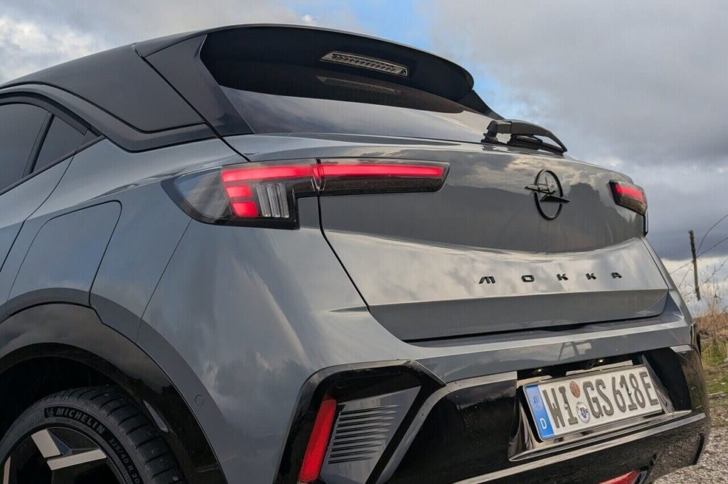 Heckansicht: LED-Rückleuchten und Mokka-Schriftzug auf der Heckklappe