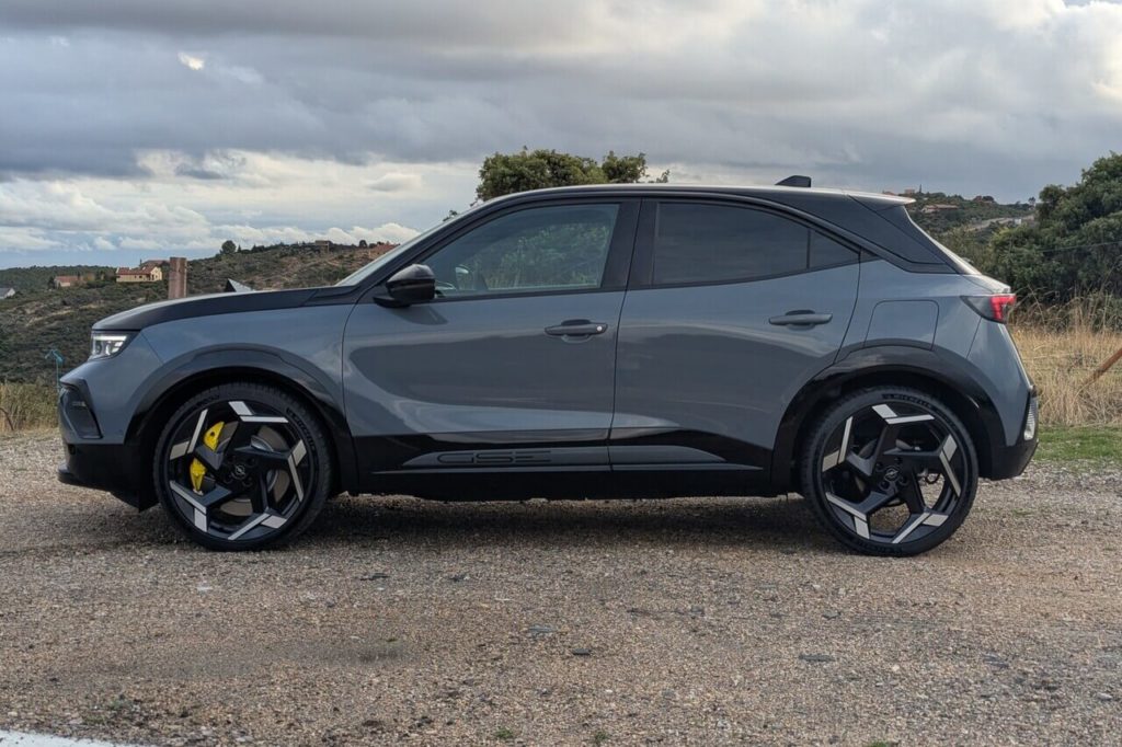 Seitenansicht: Performance-Variante des Mokka (B-Segment SUV als BEV)