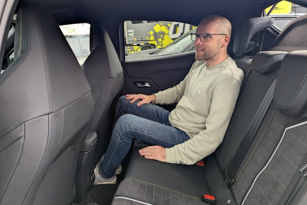 Beinfreiheit auf der Rücksitzbank: Der Mokka bietet Platz für bis zu 3 Personen.