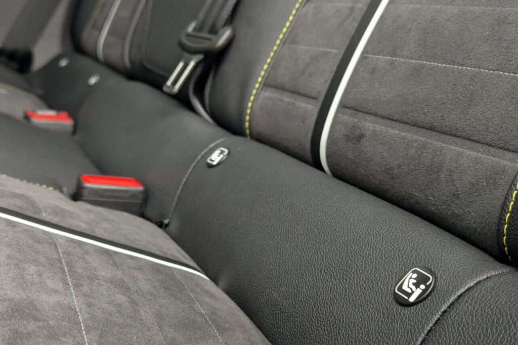 Rücksitzbank mit 2x Isofix und Top-Tether für die sichere Befestigung von Kindersitzen.