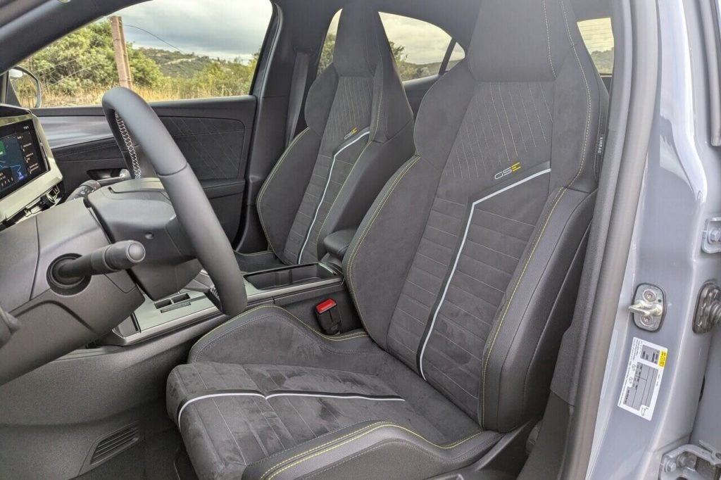 Alcantara Performance-Sitze K1FX (manuell verstellabr) im Mokka GSE. Fahrersitz mit gutem Seitenhalt.