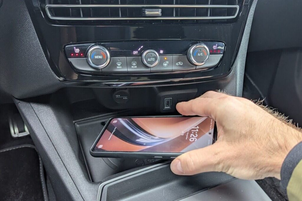 Wireless Charging (ZJFL): Smartphone-Ladestation in der Mittelkonsole zum kabellosen Laden