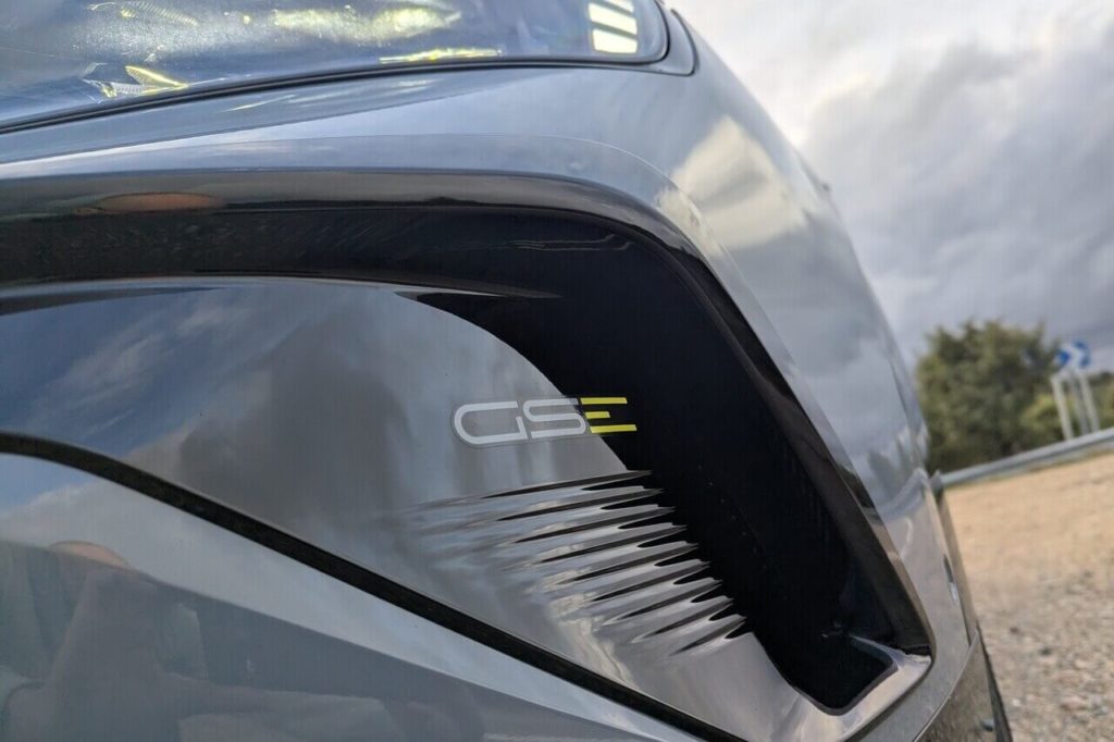 GSE-Schriftzug im Lufteinlass (Frontschürze, links)