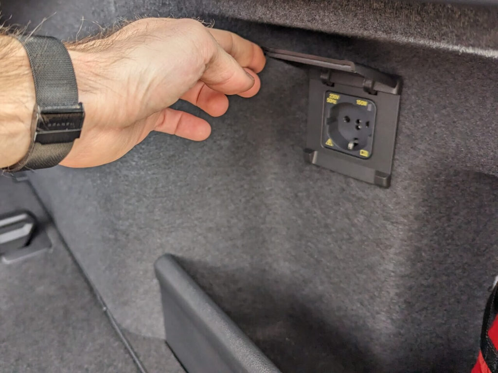 230 Volt Steckdose im Kofferraum des neuen VW Passat (B9) mit 150 Watt