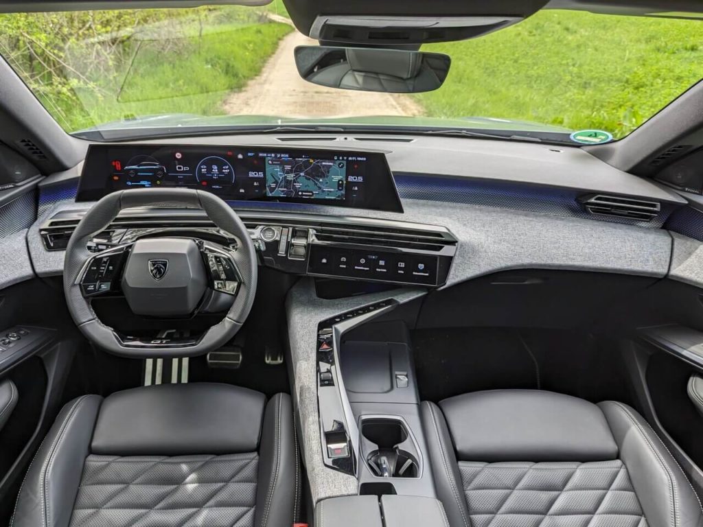 Innenraum im Lounge-Style: Peugeot E-3008 GT mit neuem i-Cockpit