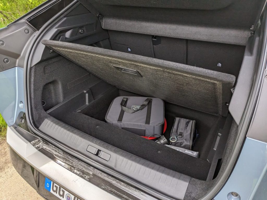 Kein Frunk im Peugeot E-3008: Gepäckraum mit variablen Ladeboden und Verstaumöglichkeit für Ladekabel