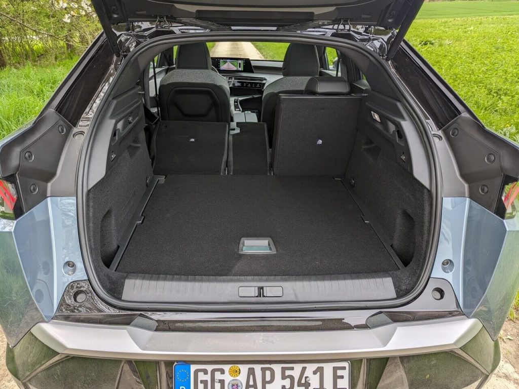 Gepäckraum mit geteilt umklappbarer Rücksitzbank (40-20-40) mit maximalem Kofferraumvolumen von 1.480 Liter