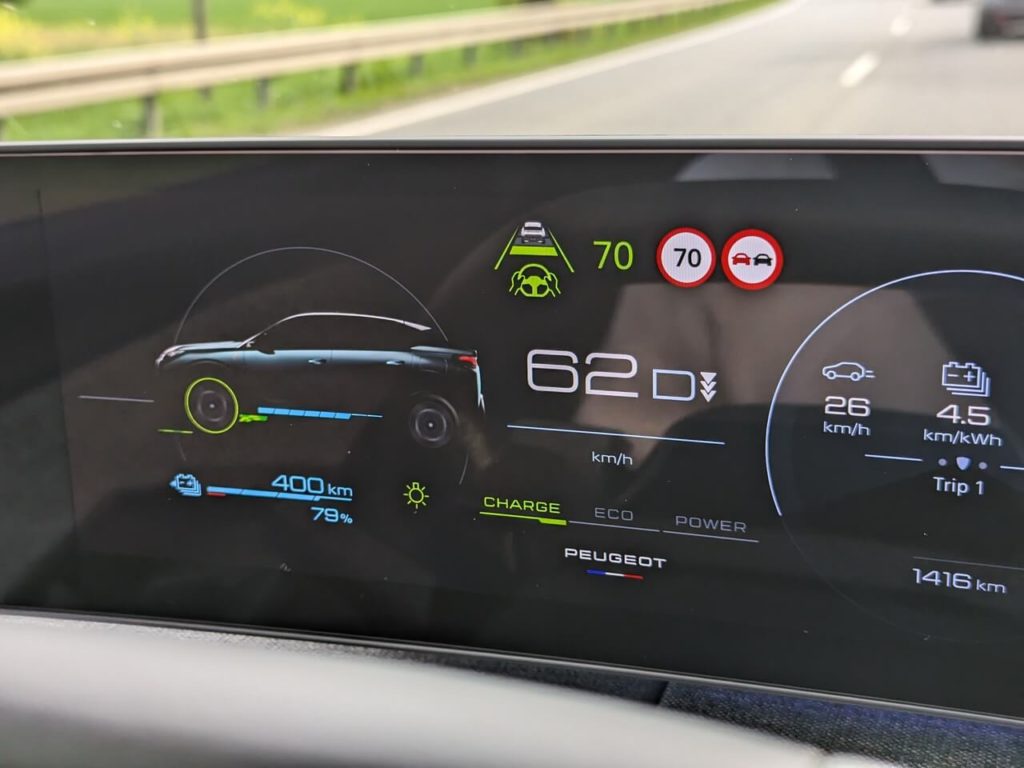 i-Cockpit-Anzeige im digitalen Kombiinstrument: Rekuperation und Reichweite im Peugeot E-3008