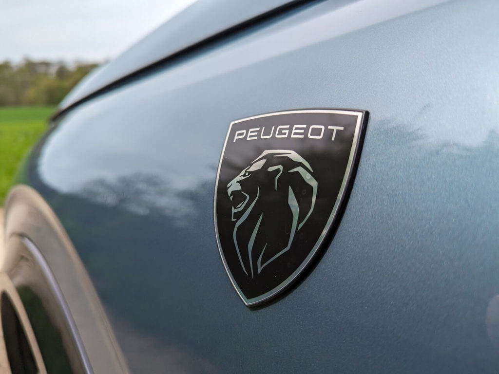 Peugeot-Markenlogo auf dem Kotflügel (Ingaro-Blau)