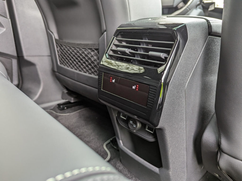 Rücksitzbank im Peugeot E-3008 mit Sitzheizung, Lüftungsdüsen und USB-C-Anschlüsse