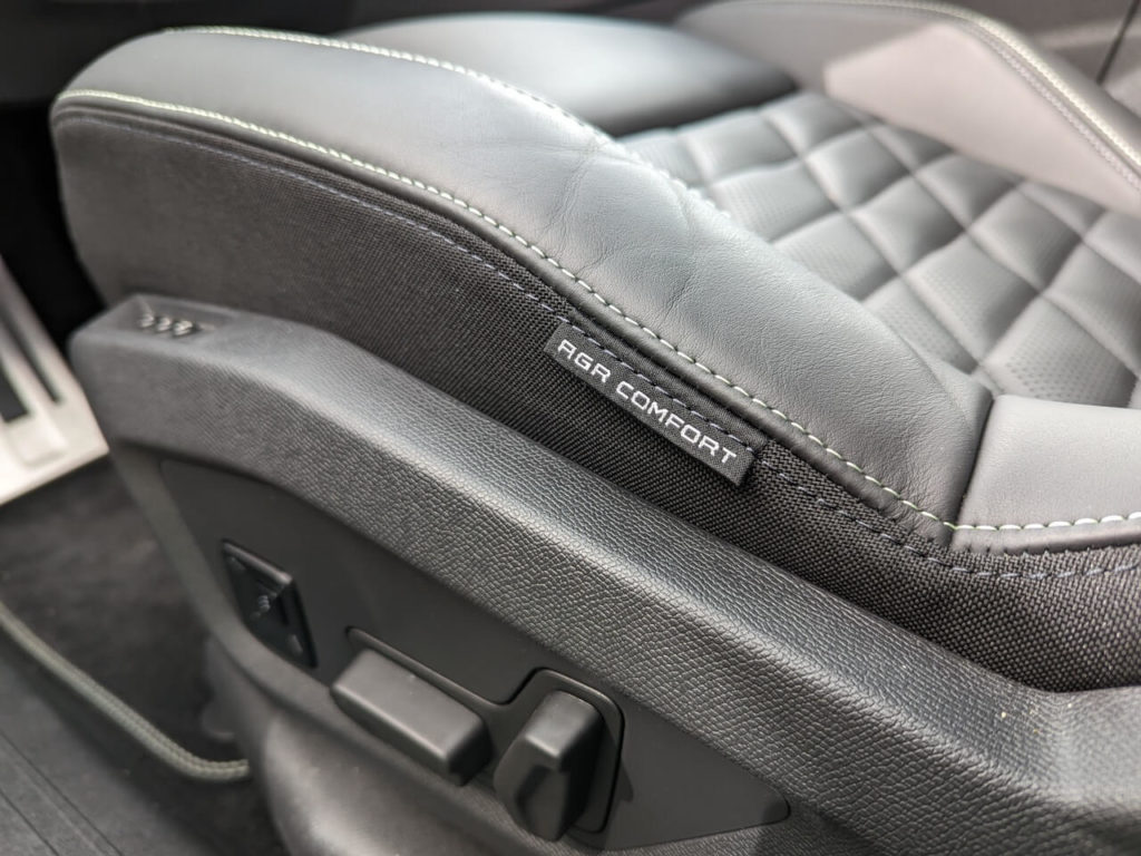 elektrisch verstellbare AGR-Sitze (Aktion Gesunder Rücken) im Peugeot E-3008 mit Sitzheizung, Sitzklimatisierung und Massagefunktion