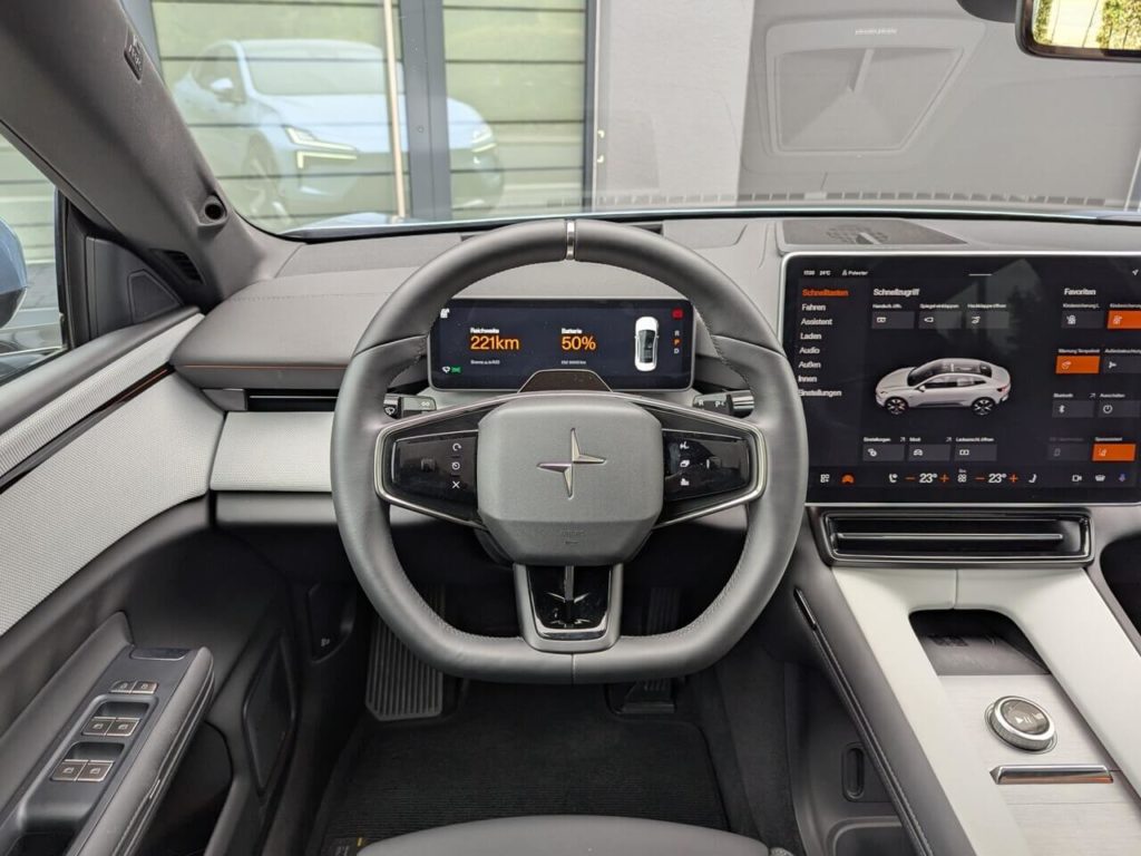Fahrerperspektive im Polestar 4: Multifunktions-Lenkrad mit 12-Uhr-Markierung.