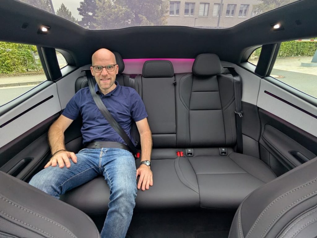 Der Fond im Polestar 4 ist sehr geräumig. Es gibt viel Platz für Beine und Kopf. Die Neigung der Rückenlehne lässt sich elektrisch verstellen.