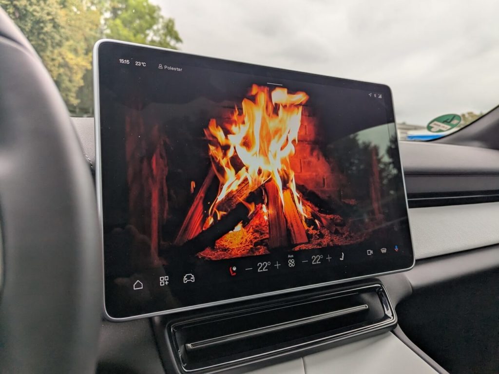 Kamin-App im Polestar 4 sorgt für Gemütlichkeit bei Ladepausen.