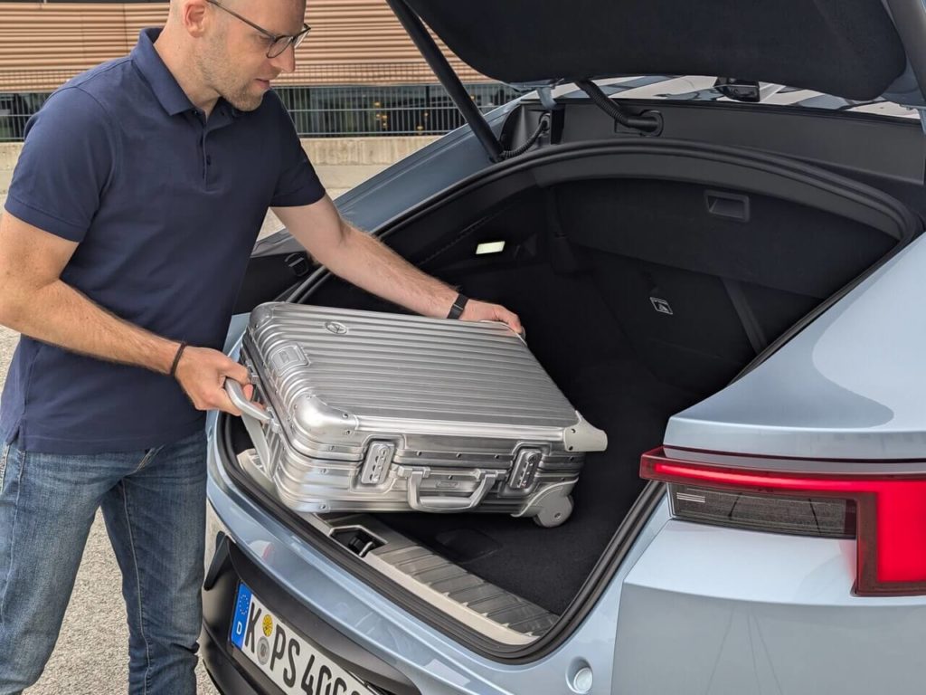 Über die große weit öffnende Heckklappe lässt sich der Gepäckraum im Polestar 4 leicht beladen. Die Ladekante ist schmal und die Heckklappe lässt sich elektrisch steuern. das Fassungsvermögen des Kofferraums beträgt zwischen 526 und 1.536 Liter.
