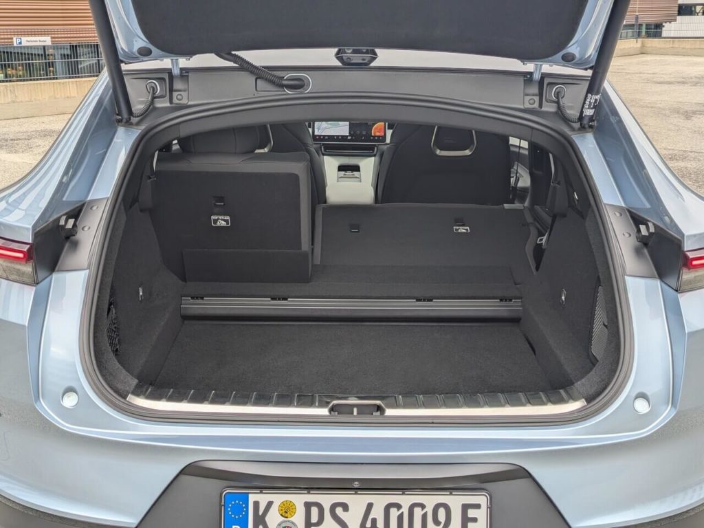 Leicht zu beladener Gepäckraum im Polestar 4 mit einer ebenen und übergangsfreien Ladefläche. Das Fassungsvermögen des Kofferraums beträgt 1.536 Liter. Die Rücksitzbank hat ein Teilungsverältnis von 40:60.