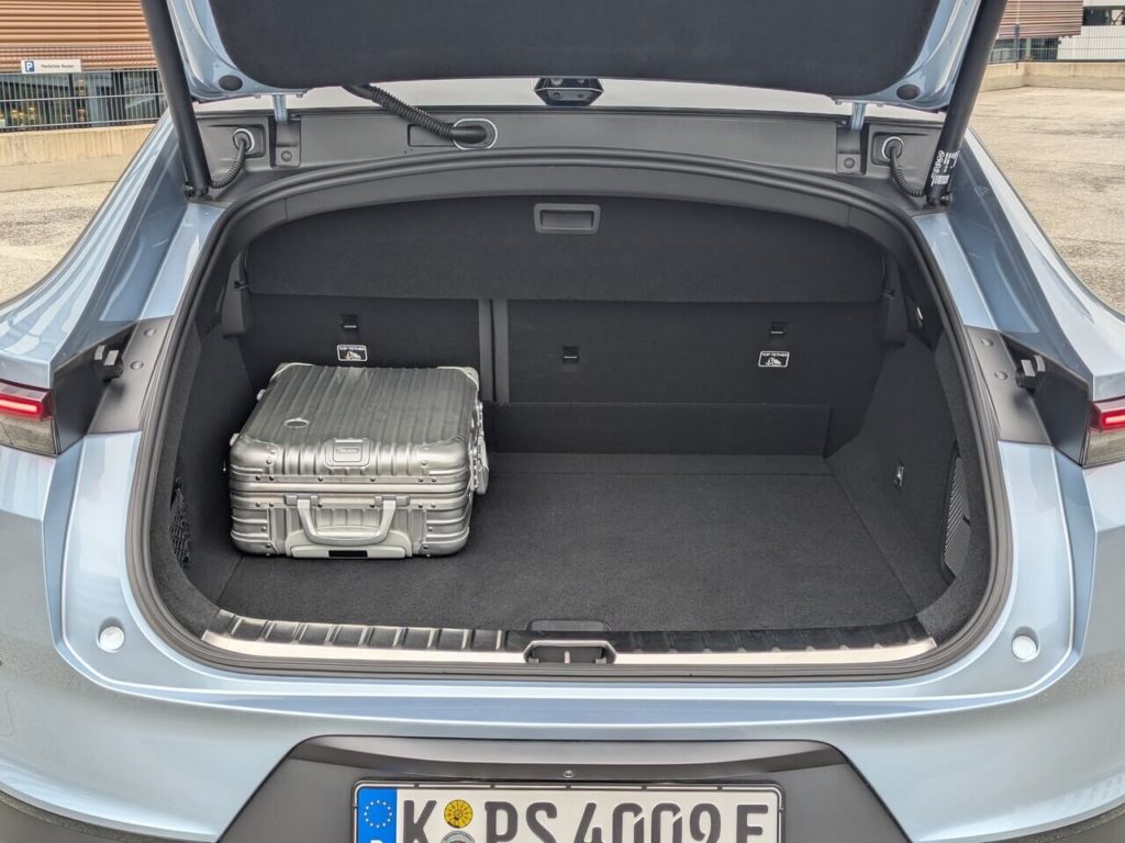 Das Fassungsvermögen des Kofferraums beträgt mindestens 526 Liter und ist vom Fahrzeuginnenraum durch einen entnehmbaren Trennwand.