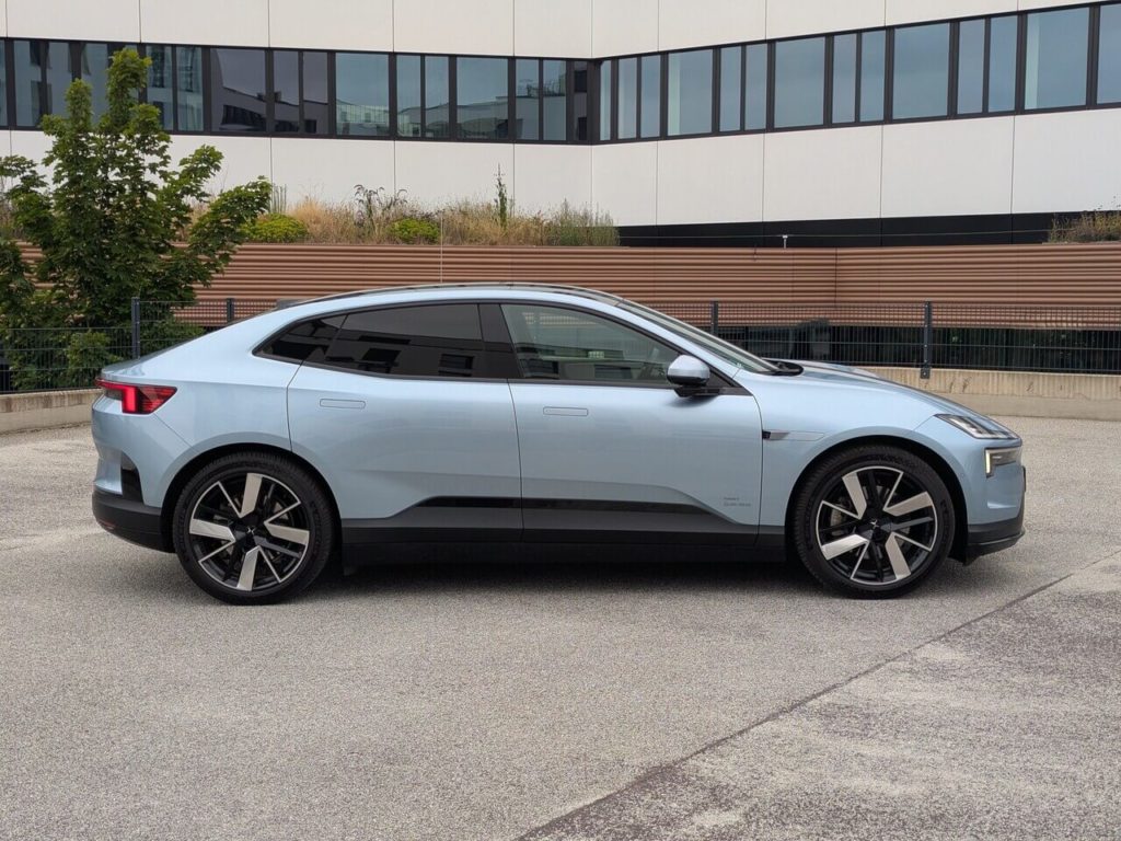 Die Gesamtlänge des Polestar 4 beträgt 4,84 Meter; Radstand: 3,00 Meter; Fahrzeughöhe: 1,54 Meter.