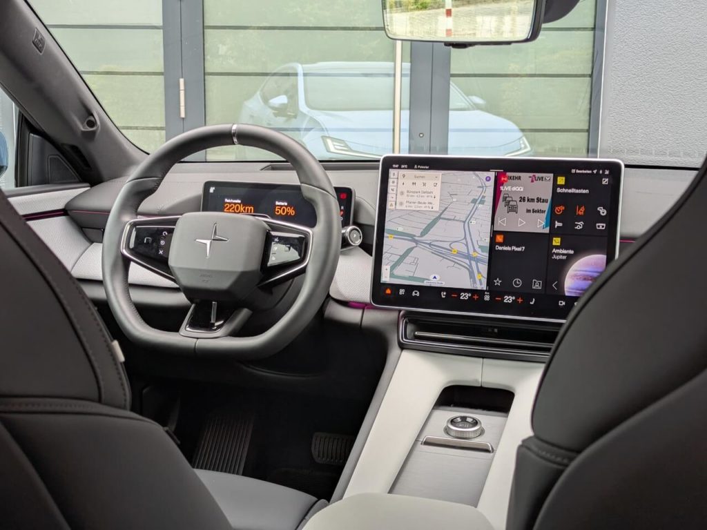 Modernes und übersichtlich gestaltetes Cockpit im POLESTAR 4: Digitales Kombiinstrument und 15,6 Zoll großer Zentralbildschirm mit Google-Betriebssystem.