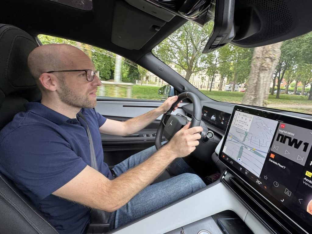 Fahreindruck von Autojournalist Daniel Przygoda: fein abgestimmter Antrieb. Das komfortable Fahrwerk sorgt zusammen mit dem Langen Radstand von 3 Metern für sehr Entspanntes Fahren.