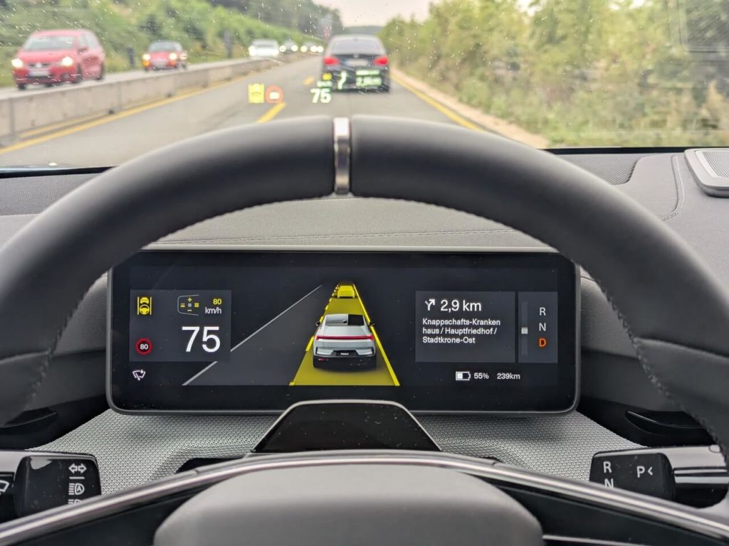 Spurhalteassistent und adaptive Geschwindigkeitsregelanlage werden im digitalen Kombiinstrument und Head-up-Display (HUD) angezeigt. Beide Displays lösen sehr hoch auf.