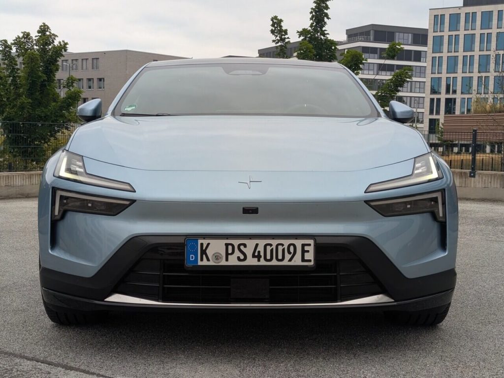 Breite und flache Front beim Polestar 4: Die LED-Scheinwerfer tragen eine Lichtsignatur im Thors-Hammer-Design. Die Fahrzeugbreite beträgt 2,01 m ohne Seitenspeigel und 2,14 m mit ausgeklappten Seitenspeigel.