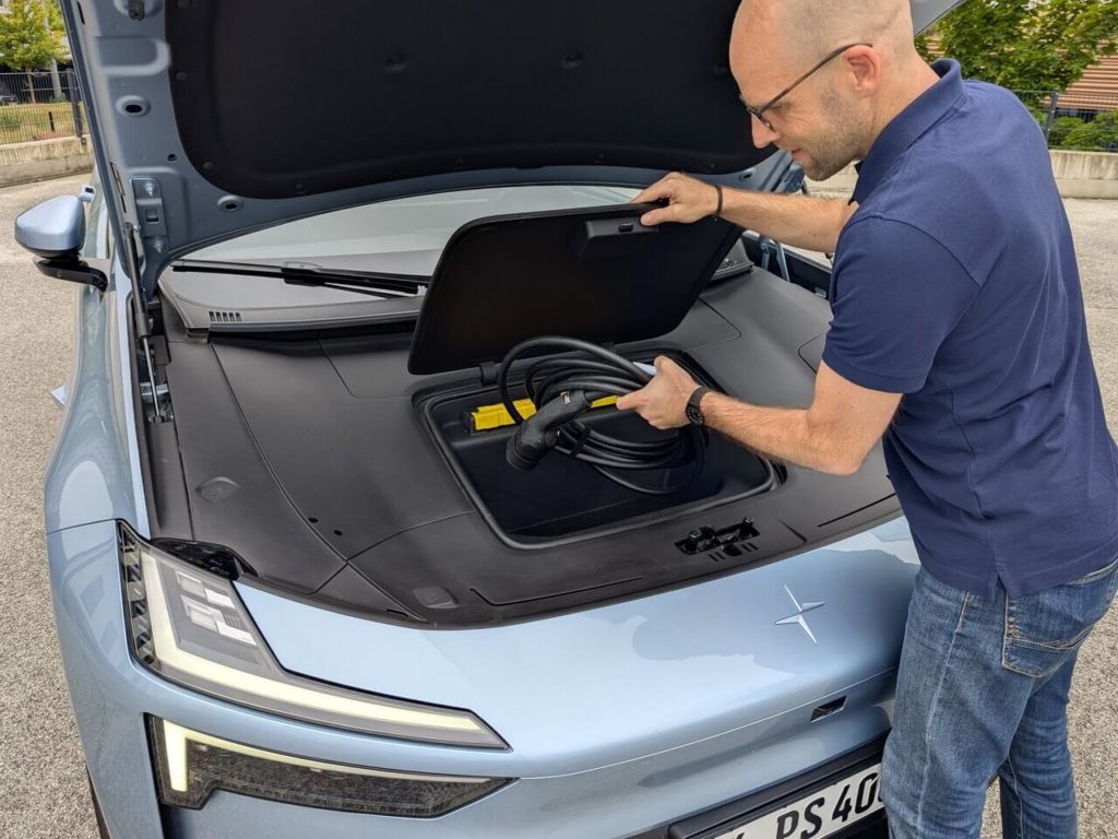 Unter der Fronthaube ein separater Stauraum. Der "Frunk" hat ein Fassungsvermögen von 15 Litern und eignet sich für Ladekabel.