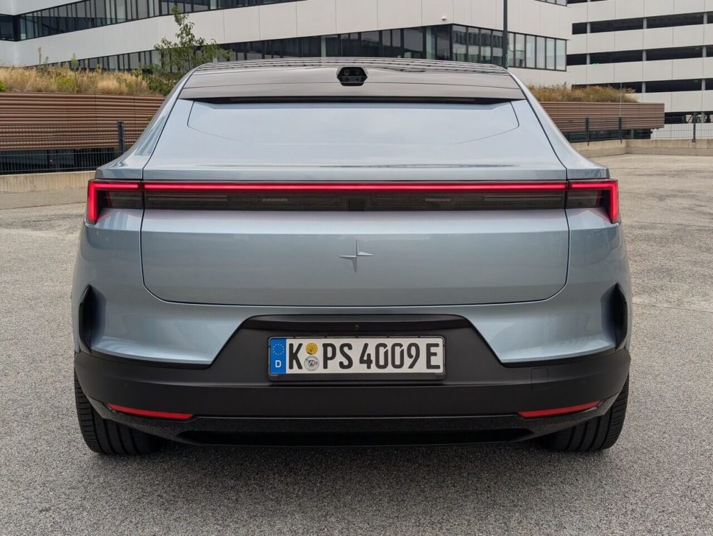 Futuristisches Design: Breites fensterloses Heck mit einem schmalen durchgehenden LED-Leuchtband. Die Kameras befinden sich an der Dachkante und liefern Bilder für den digitalen Rückspiegel.